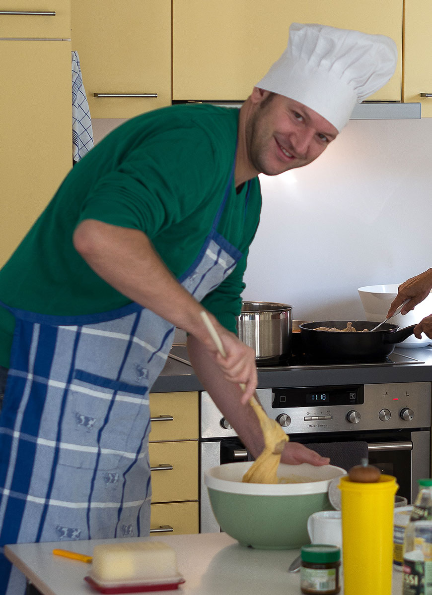 Ralf Hauser beim Kochen für eine Gruppe