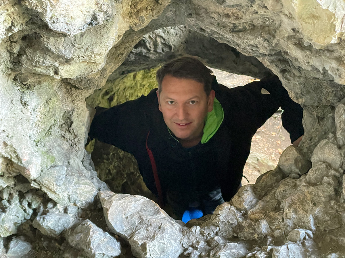 Ralf Hauser in einer Höhle bei Blaubeuren