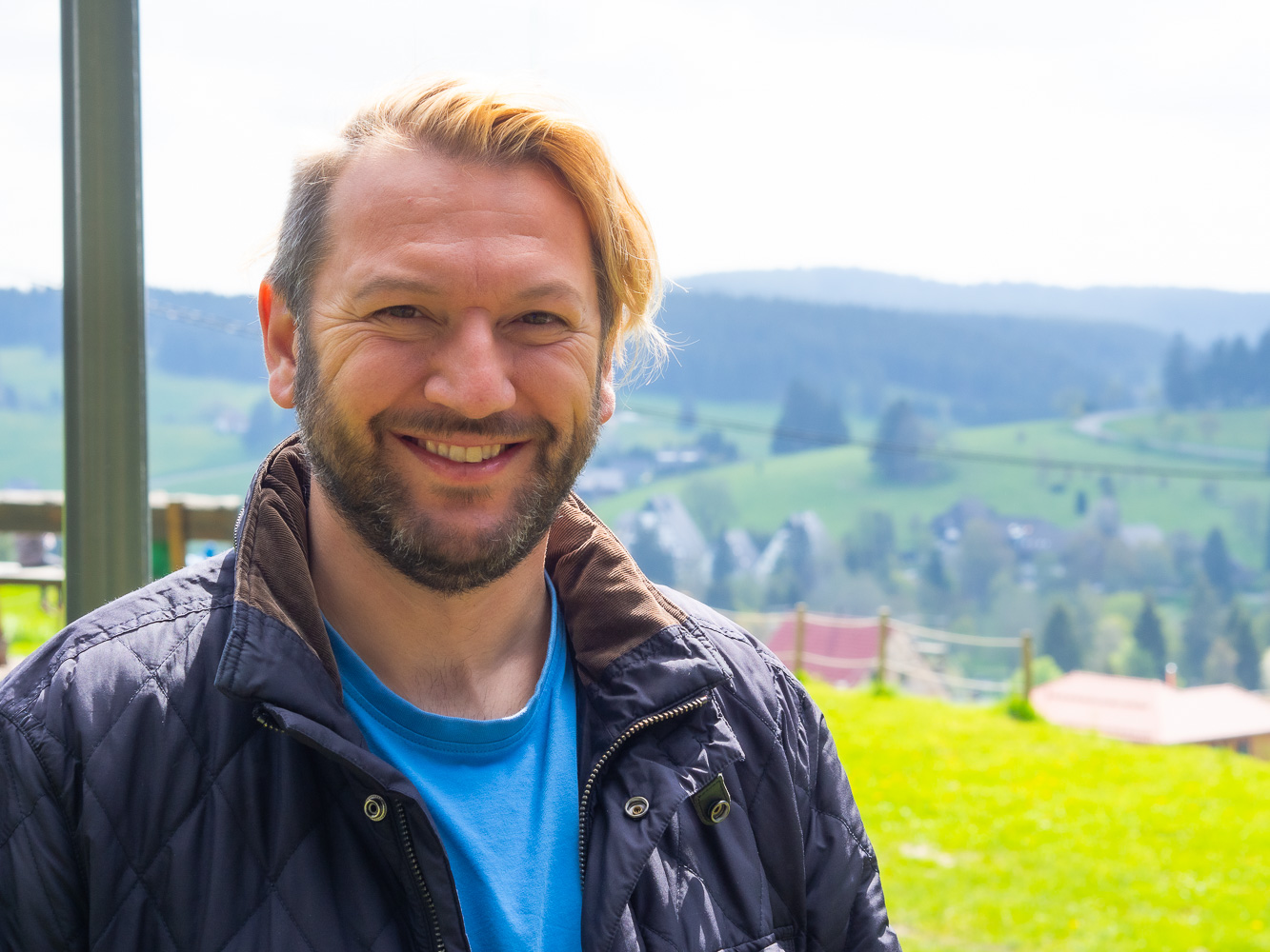 Ralf Hauser vor einer Schwarzwald-Kulisse
